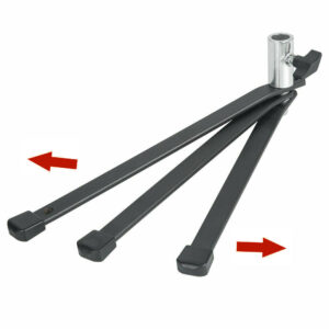 1586866042_121 Godox 90F Foldable Floor Light Stand -jalustassa on metallinen kolmijalkainen jalusta, jossa on kolme mustaa jalkaa ja irrotettava jalusta. Punaiset nuolet osoittavat, miten jalkoja voidaan säätää paikalleen asettamista tai varastointia varten.