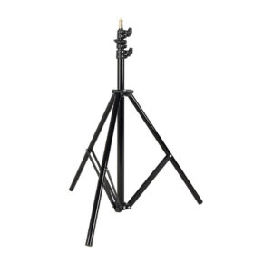 Godox 240F Light Stand on musta, säädettävä kolmijalkainen kolmijalkainen jalusta, jossa on valokuvaus- tai valaisulaitteiden kiinnityspiste valkoista taustaa vasten.