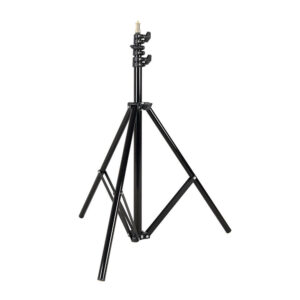 1591863994_644 Godox 240F Light Stand on musta, säädettävä kolmijalkainen kolmijalkainen jalusta, jossa on valokuvaus- tai valaisulaitteiden kiinnityspiste valkoista taustaa vasten.