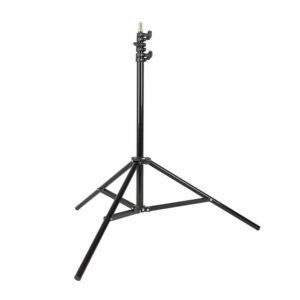 1591863995_544 Godox 240F Light Stand, musta säädettävä kolmijalkainen kolmijalkainen jalusta, on esitetty ulosvedettynä ja pystyssä valkoisella pohjalla.