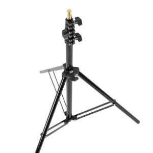 1591863997_379 Godox 240F Light Stand on musta säädettävä kolmijalka, jossa on metallijalat ja kiristysnupit ja joka näkyy valkoisella pohjalla.