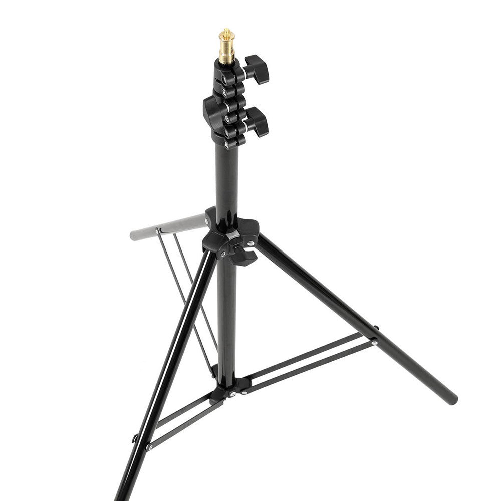 1591863997_379 Godox 240F Light Stand on musta säädettävä kolmijalka, jossa on metallijalat ja kiristysnupit ja joka näkyy valkoisella pohjalla.