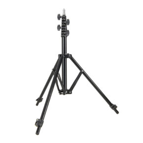 Godox 190F Compact Adjustable Leg Light Stand on musta, kolmijalkainen kolmijalkainen jalusta, jossa on säädettävä korkeus ja useita kiristysnuppeja, ihanteellinen kameroiden tai valaisinlaitteiden tukemiseen.