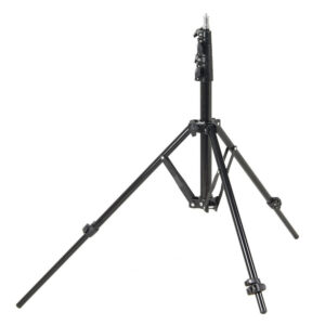 1591864594_793 Mustana esitetyssä Godox 190F Compact Adjustable Leg Light Stand -valaisinjalustassa, jossa on kolme pidennettyä jalkaa ja keskipylväs, on säädettävät jalat ja turvalliset lukitusmekanismit valkoista taustaa vasten.