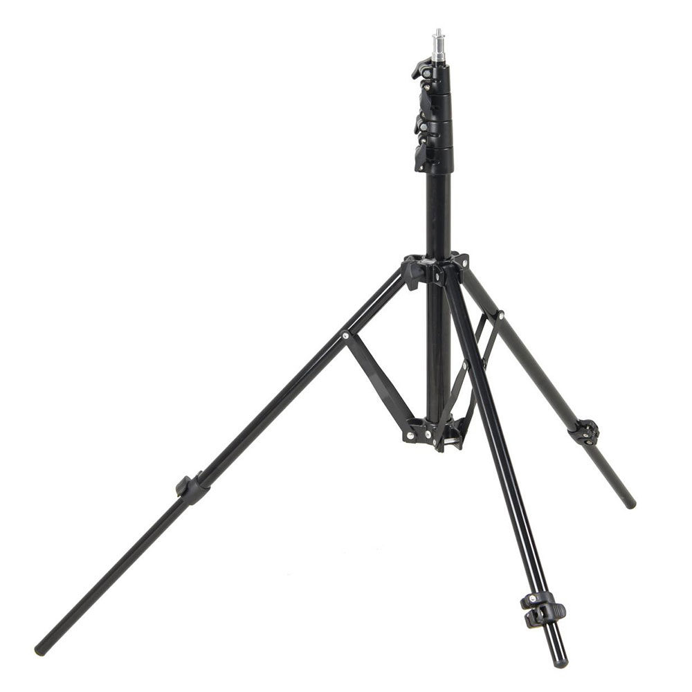 1591864594_793 Mustana esitetyssä Godox 190F Compact Adjustable Leg Light Stand -valaisinjalustassa, jossa on kolme pidennettyä jalkaa ja keskipylväs, on säädettävät jalat ja turvalliset lukitusmekanismit valkoista taustaa vasten.