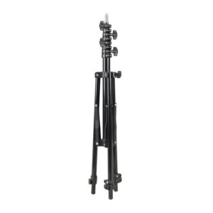 1591864599_480 Godox 190F Compact Adjustable Leg Light Stand on musta, kokoontaitettava kolmijalkainen kolmijalkainen jalusta, jossa on säädettävät korkeussäädöt ja kolme jalkaa, kuvassa pystyasennossa valkoisella pohjalla.
