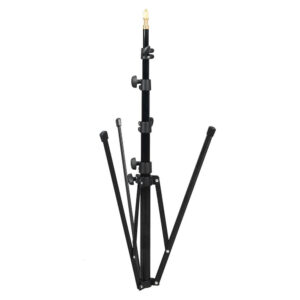 1591864783_918 Godox 210F Reversible Leg Light Stand on musta, säädettävä kolmijalkainen kolmijalkainen jalusta, jossa on kolme kokoontaitettavaa jalkaa ja useita lukitusnuppeja, kuvassa valkoisella pohjalla.