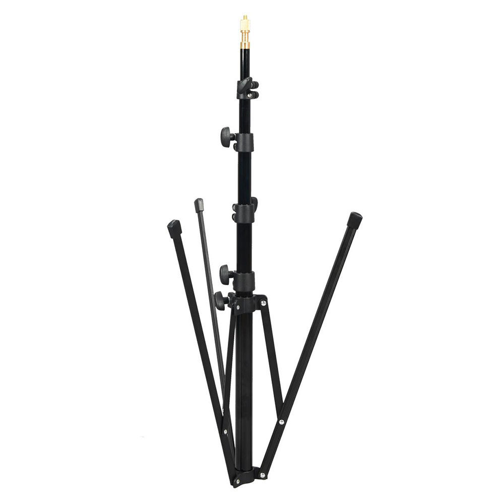 1591864783_918 Godox 210F Reversible Leg Light Stand on musta, säädettävä kolmijalkainen kolmijalkainen jalusta, jossa on kolme kokoontaitettavaa jalkaa ja useita lukitusnuppeja, kuvassa valkoisella pohjalla.