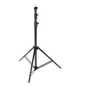 Godox 290F Heavy Duty Light Stand on musta, säädettävä metallinen kolmijalkainen jalusta, jossa on kolme pidennettyä jalkaa ja kaksi korkeussäätönuppia, ihanteellinen studiovalojen tai valokuvauslaitteiden tukemiseen.