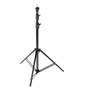 1593088882_235 Godox 290F Heavy Duty Light Stand on musta, säädettävä metallinen kolmijalkainen jalusta, jossa on kolme pidennettyä jalkaa ja kaksi korkeussäätönuppia, ihanteellinen studiovalojen tai valokuvauslaitteiden tukemiseen.