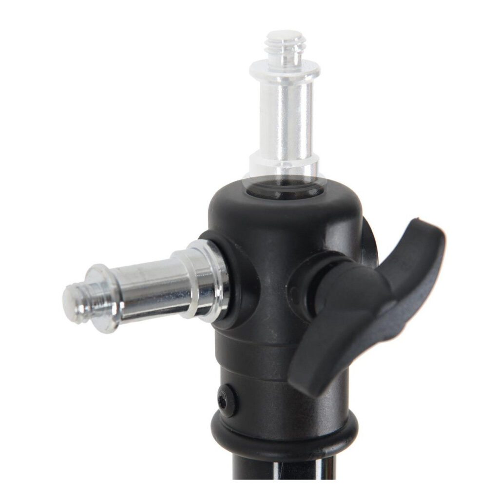 1593088888_359 Lähikuva Godox 290F Heavy Duty Light Stand -valaisinjalustan mustasta ja hopeisesta metallisovittimesta, jossa on kääntönuppi ja kaksi kiinnitystolppaa, eristettynä valkoiselle taustalle.