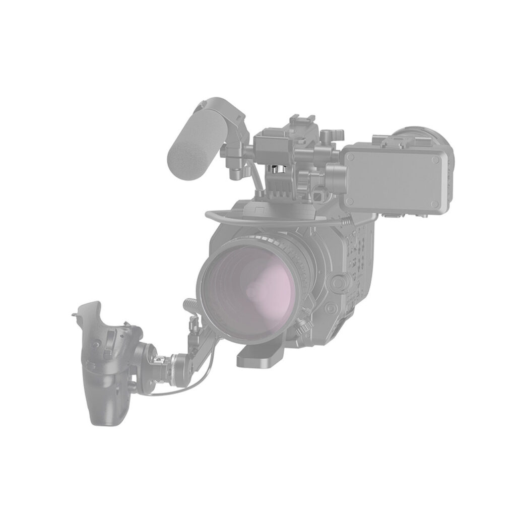 1595338456_881 SmallRig 2844 Top Handle Special Screw on kiinnitetty Sony FX9/FS7 & FS7 MK2 -kameralaitteistoon, jossa on suuri objektiivi, ulkoinen mikrofoni, monitori ja käsikahva, kaikki kuvassa valkoisella pohjalla.