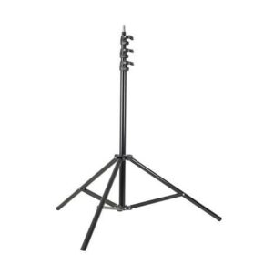 Godox 300F Light Stand on musta, säädettävä kolmijalkainen kolmijalkainen jalusta, jossa on kolme ulospäin suuntautuvaa jalkaa ja teleskooppinen keskipylväs ja joka on suunniteltu valaisulaitteiden tukemiseen valokuvauksessa tai videokuvauksessa.