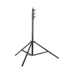 1596807104_094 Godox 300F Light Stand on musta, säädettävä kolmijalkainen kolmijalkainen jalusta, jossa on kolme ulospäin suuntautuvaa jalkaa ja teleskooppinen keskipylväs ja joka on suunniteltu valaisulaitteiden tukemiseen valokuvauksessa tai videokuvauksessa.