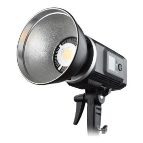 Godox SLB 60Y -LED-valo on studiokuvaukseen tarkoitettu stroboskooppivalaisin, jossa on suuri heijastava hopeinen lautas, digitaalinen näyttö ja säädettävä kiinnitysteline, kuvassa valkoisella pohjalla.