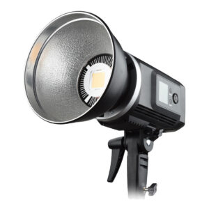 1600153085_002 Godox SLB 60Y -LED-valo on studiokuvaukseen tarkoitettu stroboskooppivalaisin, jossa on suuri heijastava hopeinen lautas, digitaalinen näyttö ja säädettävä kiinnitysteline, kuvassa valkoisella pohjalla.