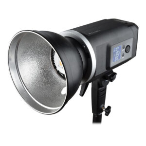 1600153087_519 Godox SLB 60Y -LED-valo on studiostrobovalo, jossa on hopeinen heijastin, digitaalinen näyttö ja ohjauspainikkeet, jotka on asennettu mustaan säädettävään jalustaan ammattimaiseen valokuvausvalaistukseen.
