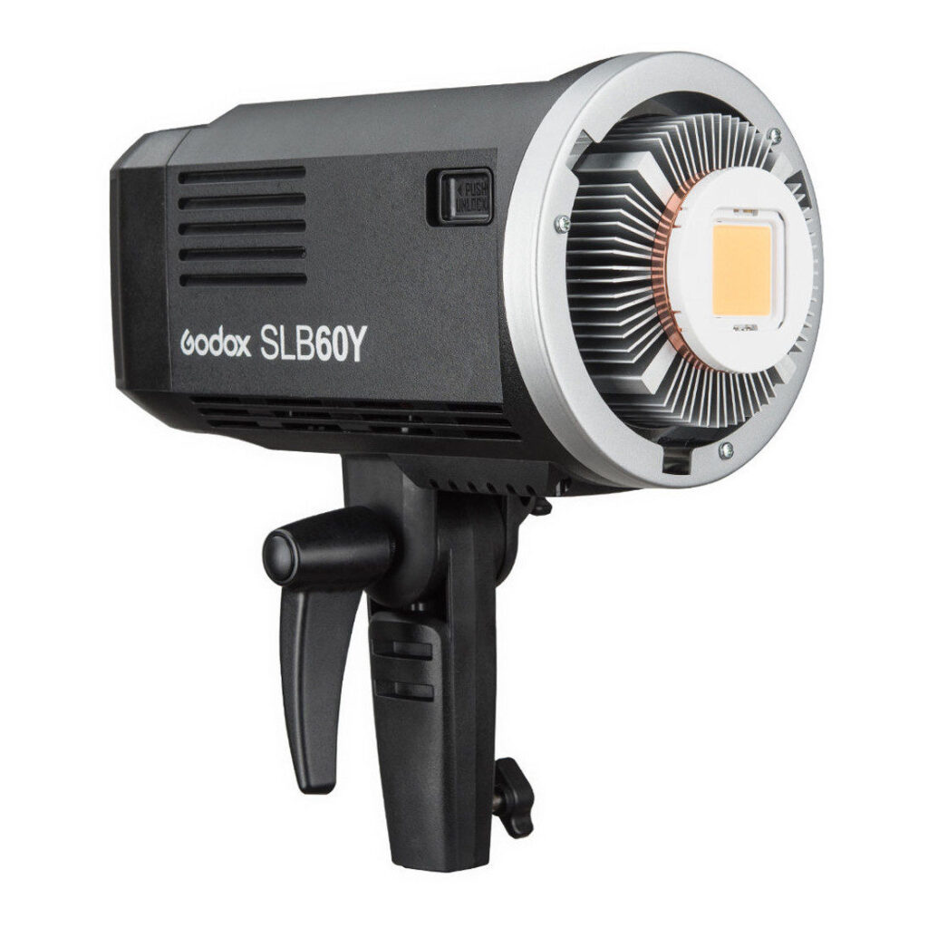1600153090_388 Godox SLB 60Y -LED-valo on musta LED-videovalaisin, jossa on kahva ja kiinnityskannatin, ja sen etulamppu ja jäähdytystuuletin näkyvät valkoista taustaa vasten.