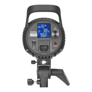 1600153122_469 Lähikuvassa Godox SL60Y -LED-valon takapaneelista näkyvät sen säätimet, nupit, painikkeet, kahva, sininen digitaalinäyttö, virtakytkin ja kiinnike.