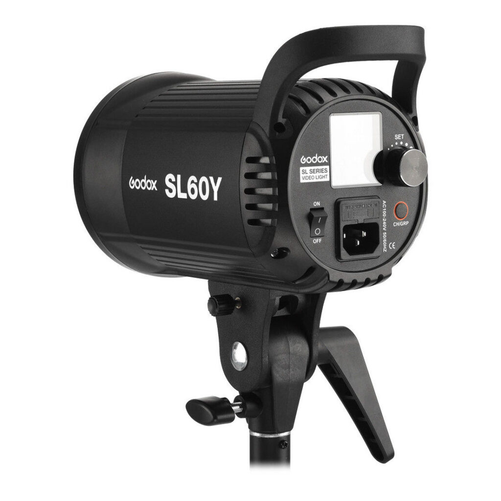 1600153124_228 Godox SL60Y -LED-valo on asennettu jalustalle, jossa näkyy sen takaohjauspaneeli, virtakytkin, säätönuppi, tuuletusaukot ja LED-näyttö.