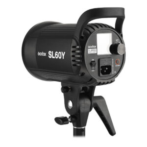 1600153124_228 Godox SL60Y -LED-valo on asennettu jalustalle, jossa näkyy sen takaohjauspaneeli, virtakytkin, säätönuppi, tuuletusaukot ja LED-näyttö.