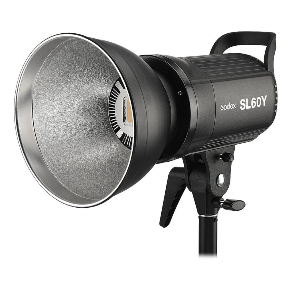 1600153126_298 Jalustalle asennettu musta Godox SL60Y -LED-valo, jossa on suuri heijastin ja näkyvä LED-siru lampun pään sisällä.