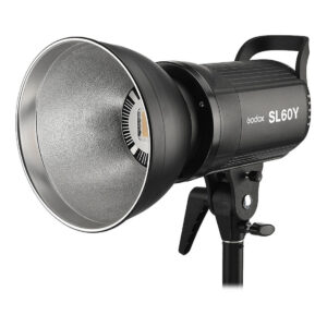 1600153126_298 Jalustalle asennettu musta Godox SL60Y -LED-valo, jossa on suuri heijastin ja näkyvä LED-siru lampun pään sisällä.