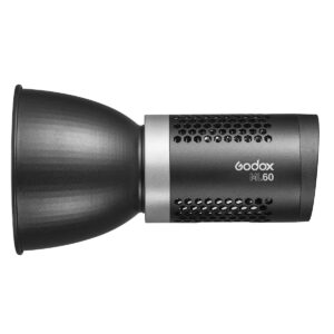 1600692412_000 Godox ML60 LED-valaisimessa, joka näkyy sivuprofiilissa valkoista taustaa vasten, on musta sylinterimäinen runko, jossa on tuuletusreiät, suuri heijastin ja selkeä tuotemerkki.