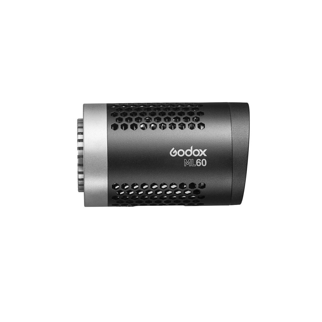 1600692412_562 Godox ML60 LED-valo on kannettava, sylinterinmuotoinen videovalaisin, jossa on musta runko, hopeiset korostukset ja sivusaukot. Mallin nimi näkyy kyljessä tässä valkoisella taustalla olevassa sivukuvassa.