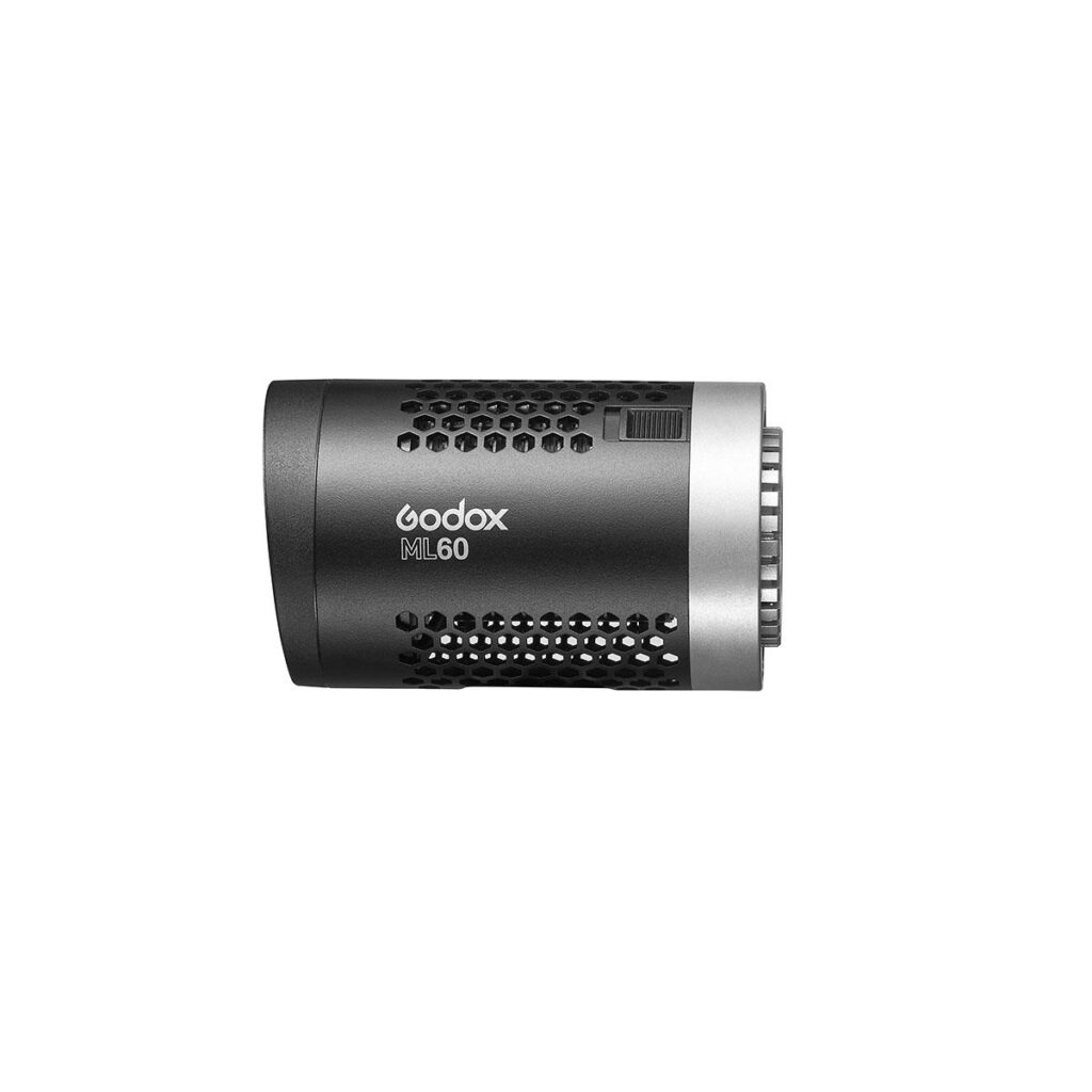 1600692413_687 Godox ML60 LED-valaisin, jossa on sylinterimäinen musta-hopea muotoilu, näkyy sivulta valkoisella pohjalla.
