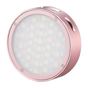 1600763555_319 Godox R1 Mobile RGB LED-valaisin - Pinkki on pyöreä, vaaleanpunainen LED-paneeli, jossa on himmeä etukansi, metallinen kehys, pienet ruuvit ja tuuletusaukkojen kaltaiset aukot sivulla.