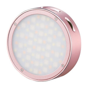 1600763555_319 Godox R1 Mobile RGB LED-valaisin - Pinkki on pyöreä, vaaleanpunainen LED-paneeli, jossa on himmeä etukansi, metallinen kehys, pienet ruuvit ja tuuletusaukkojen kaltaiset aukot sivulla.