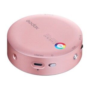 1600763557_875 Godox R1 Mobile RGB LED-valaisin - Pinkki on pyöreä, vaaleanpunainen laite, jossa on USB/MIC-portti, virta- ja väripyöräpainikkeet, merkkivalot sivussa ja Godoxin logo ja sertifiointimerkinnät päällä.