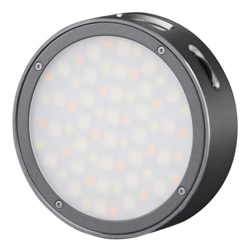 1600865317_413 Godox R1 Mobile RGB LED -valaisin - Harmaa on pyöreä, musta LED-videovalaisin, jossa on himmeä etukansi ja useita pieniä lamppuja, jotka on sijoitettu ristikkokuvioon diffuusorin taakse.