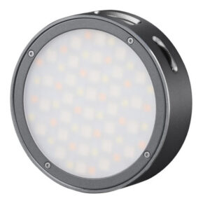 1600865317_413 Godox R1 Mobile RGB LED -valaisin - Harmaa on pyöreä, musta LED-videovalaisin, jossa on himmeä etukansi ja useita pieniä lamppuja, jotka on sijoitettu ristikkokuvioon diffuusorin taakse.