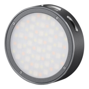 1600865317_413 Godox R1 Mobile RGB LED -valaisin - Harmaa on pyöreä, musta LED-videovalaisin, jossa on himmeä etukansi ja useita pieniä lamppuja, jotka on sijoitettu ristikkokuvioon diffuusorin taakse.