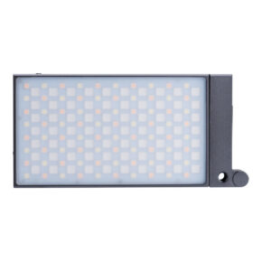 1608645300_465 Godox M1 Mobile RGB LED-valaisin - Harmaa sisältää suorakulmaisen paneelin, jossa on LED-verkko ja joka on sijoitettu harmaaseen kehykseen, jossa on pyöreä painike ja kiinnitysreikä oikealla puolella.