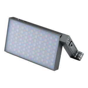 Godox M1 Mobile RGB LED-valaisin - Harmaa on suorakulmainen paneeli, jossa on himmeä etukansi, jossa näkyy pienten LED-valojen ruudukko ja joka on kiinnitetty säädettävään mustaan kiinnikkeeseen.