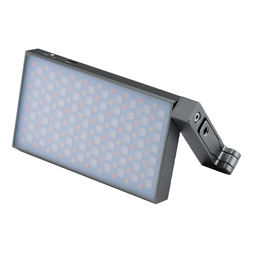Godox M1 Mobile RGB LED-valaisin - Harmaa on suorakulmainen paneeli, jossa on himmeä etukansi, jossa näkyy pienten LED-valojen ruudukko ja joka on kiinnitetty säädettävään mustaan kiinnikkeeseen.