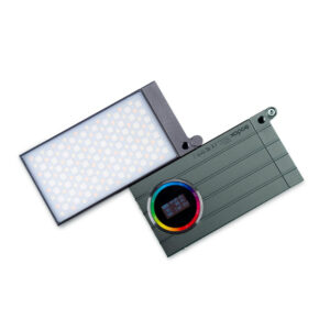 1608645427_671 Godox M1 Mobile RGB RGB LED -valaisimessa - Vihreä on suorakulmainen LED-paneeli, joka on yhdistetty kompaktiin ohjausyksikköön, jossa on pyöreä RGB-värirengas ja pieni näyttö.