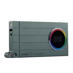 1608645427_882 Godox M1 Mobile RGB LED-valaisin - Vihreä on kompakti, suorakulmainen, metallinharmaa LED-valaisin, jonka etupuolella on pyöreä väripyörän näyttö, jonka alapuolella näkyvät tekniset tiedot ja sertifiointimerkinnät.