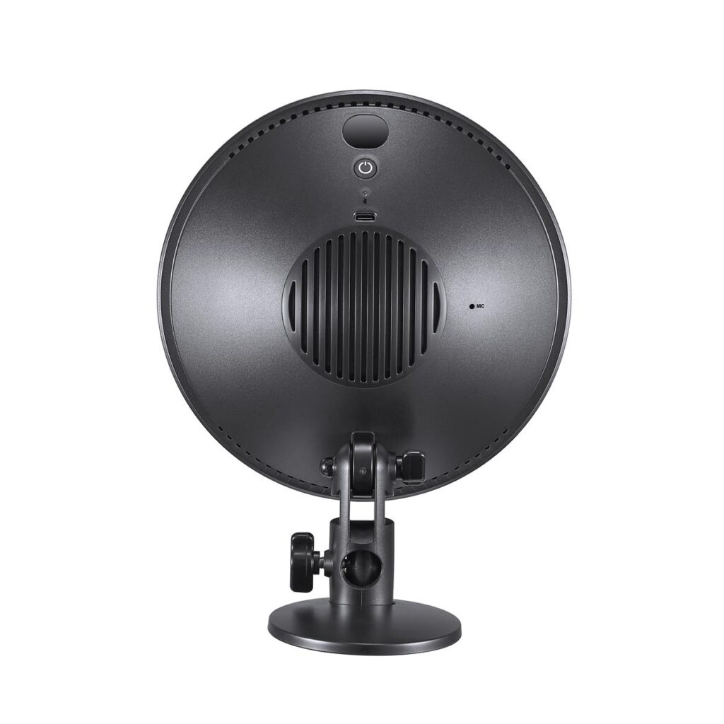 1609842608_183 Godox CL10 Ambient LED Light -valaisimen, pyöreän mustan pöytälaitteen takakuva jalustalla, jossa näkyy sen pyöreä ritilä, virtanappi ja portit valkoista taustaa vasten kuvattuna.
