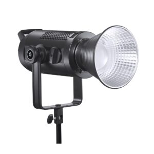 1611305676_220 Godox SZ200Bi zoomattava kaksivärinen LED-videovalaisin, jossa on suuri hopeinen heijastin, asennettu jalustalle ja hieman vasemmalle kallistettu, valkoista taustaa vasten.