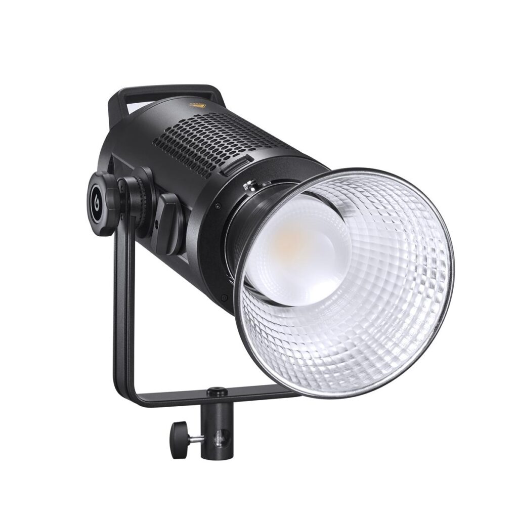 1611305676_430 Godox SZ200Bi Zoomable Bi Color LED Video Light - LED-valo on musta studio-LED-valonheitin, jossa on hopeanvärinen heijastava lautanen, kahva ja säädettävä jalka monipuolista asemointia varten.