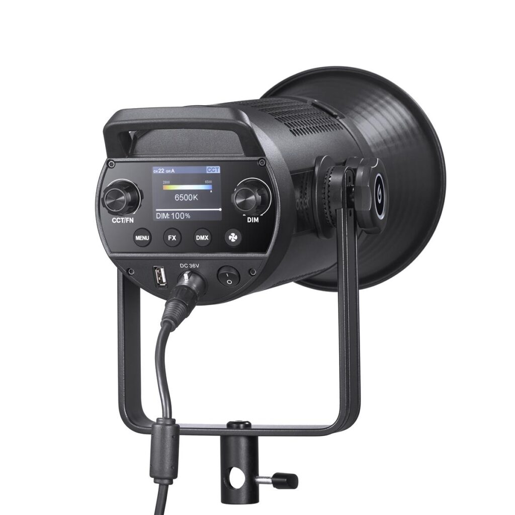 1611305678_774 Godox SZ200Bi Zoomable Bi Color LED Video Light -valaisimessa on digitaalinen näyttö, ohjauspainikkeet, nupit ja tuloliitännät takapaneelissa sekä säädettävä jalustakiinnike. Näytössä näkyvät värilämpötila- ja himmennystasoasetukset.