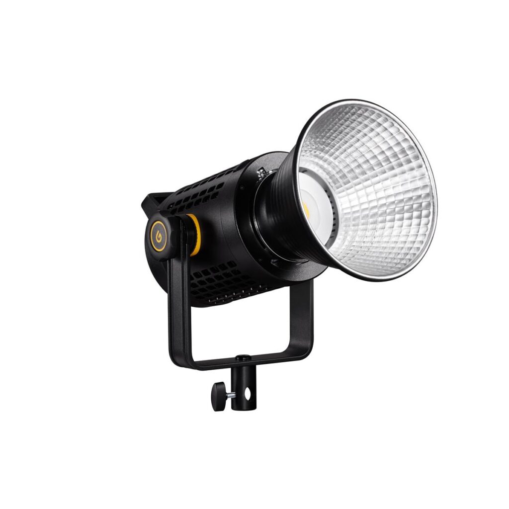 1612169487_181 Godox UL60 Silent video light -LED-valo, musta LED-studiovalo, jossa on heijastin ja keltainen korostus, on asennettu säädettävään kiinnikkeeseen ja eristetty valkoiselle taustalle.