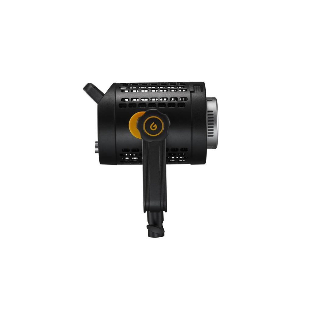 1612169487_857 Godox UL60 Silent -LED-valo on musta lieriömäinen studiovalo, jossa on tuuletettu runko, hopeinen etureuna, keltainen virtapainike ja säädettävä kiinnike, joka on kiinnitetty alapuolelle sivukuvassa.