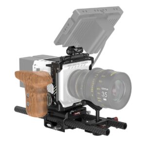 1617029566_978 SmallRig 3208 Master Kit for KOMODO on ammattimainen elokuvakameralaitteisto, jossa on suuri objektiivi, mattapintainen laatikko, puinen sivukahva, ulkoinen monitori ja tukevat kiinnitystangot kehittyneeseen videotuotantoon.