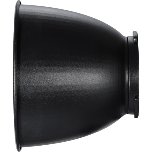 1617361594_465 Godox Reflector Disc Video Light ML60 RFT-22 on musta metallinen heijastinkaukalo, jossa on leveä, levenevä aukko ja kapeampi kiinnityspää, kuvattuna sivulta valkoista taustaa vasten.