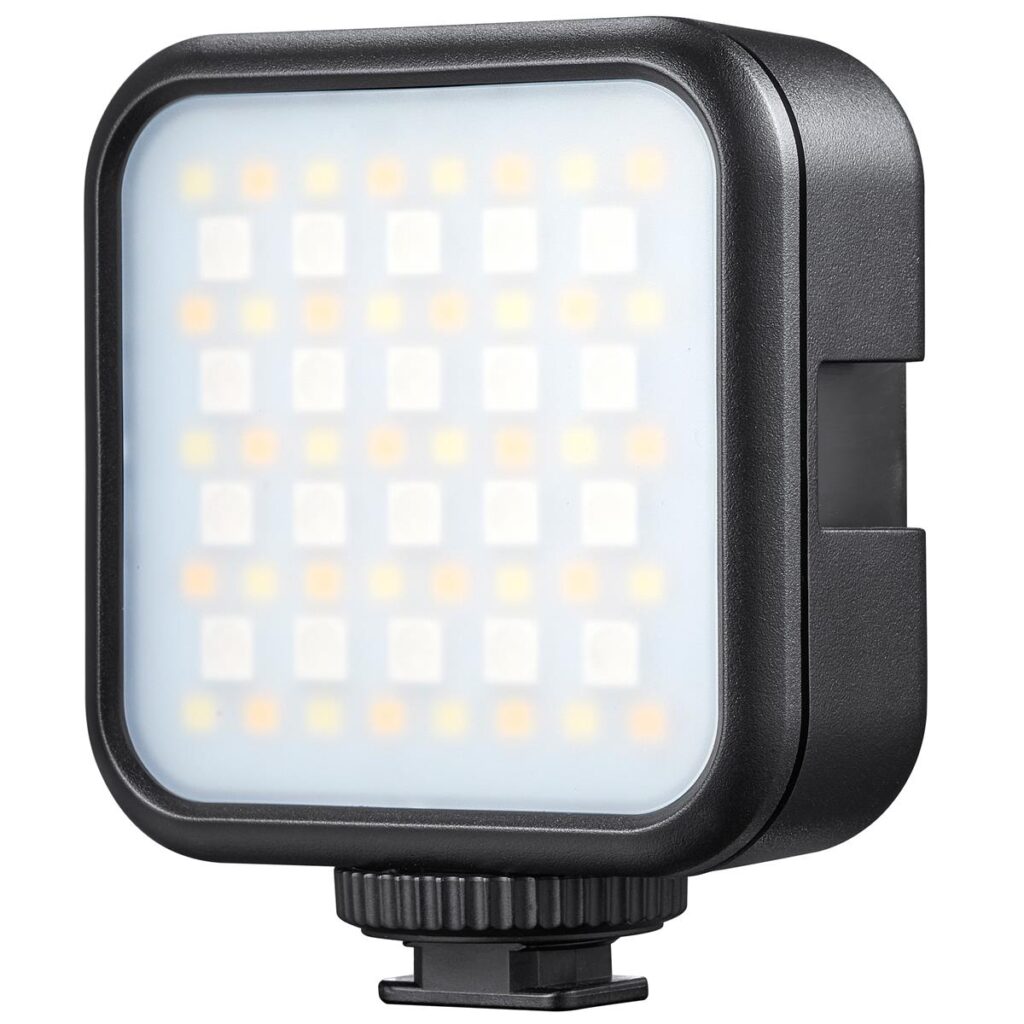 1619619852_014 Godox Litemons LED-valo (RGB) LED6R on kompakti, suorakulmainen paneeli, jossa on himmeä etupuoli ja musta kotelo ja joka on suunniteltu kiinnitettäväksi kameraan tai jalustalle.
